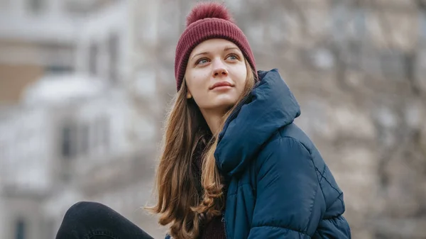 Une jeune femme se détend sur un rocher à Central Park New York — Photo