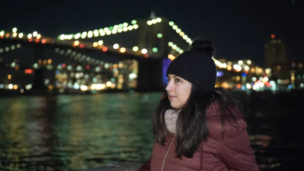 Magnifique endroit à New York la nuit le pont de Brooklyn illuminé — Photo