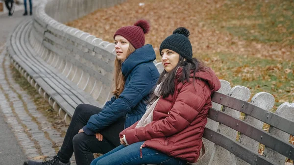 Due ragazze a Central Park New York si siedono su una panchina per rilassarsi — Foto Stock
