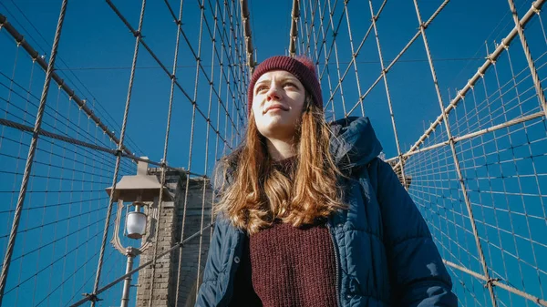 纽约布鲁克林大桥上年轻快乐的女人 — 图库照片