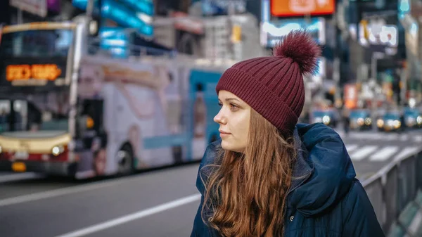 Joven mujer hermosa en las calles de Nueva York para hacer turismo — Foto de Stock