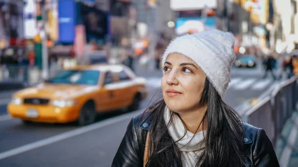 Jeune belle femme dans les rues de New York pour faire du tourisme — Photo