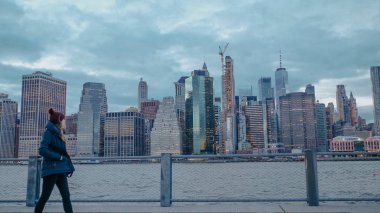Güzel bir manzara ile Hudson Nehri boyunca Manhattan siluetinin üzerinde yürümek