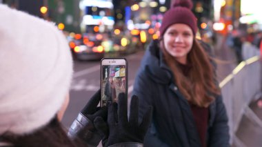 İki kız New York Times Meydanı'nda fotoğraf çekmek