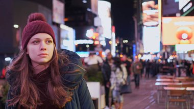 Times Square New York Manhattan için bir turistik gezi yaparken gece yürüyüş
