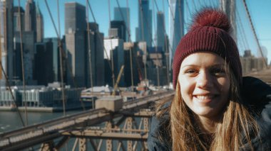 Brooklyn Köprüsü'nün üzerinden New York skyline üzerinde şaşırtıcı görünümü