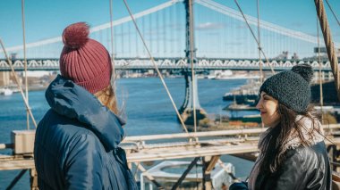New York'ta iki arkadaş ünlü Brooklyn Köprüsü üzerinde yürümek