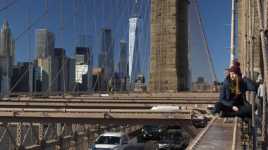 Brooklyn Köprüsü'nde güzel kız yorgunluk güneşli bir gün hoşlanır