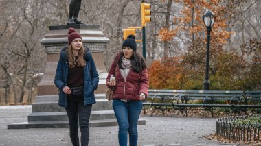 İki genç kadın bir gezi New York Central Park'ta rahatlatıcı bir yürüyüşe