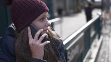 New York'ta Genç kadın telefonla konuşuyor