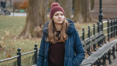 Genç kadın zevk rahatlatıcı zaman, New York Central Park