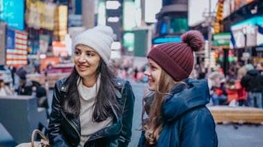 İki arkadaş New York'a onların tatil yolculuk keyfini çıkarın.