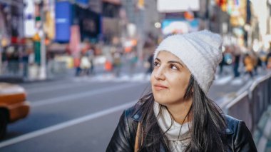 Gezi için New York sokaklarında genç güzel kadın