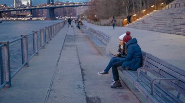 Hudson Nehri New York güzel bir akşam manzaralı Manhattan şehir ışıkları üzerinde rahatlatıcı