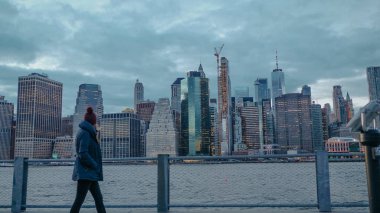 Güzel bir manzara ile Hudson Nehri boyunca Manhattan siluetinin üzerinde yürümek