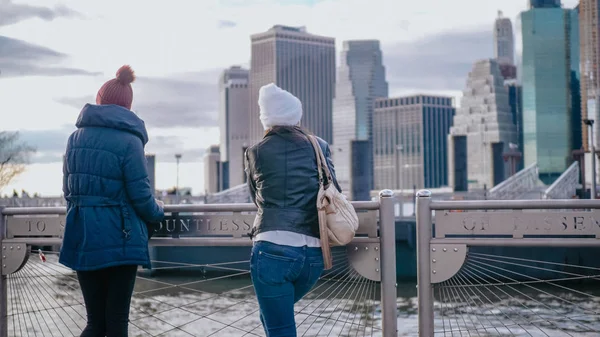 Dos chicas en Nueva York con vista al horizonte — Foto de Stock