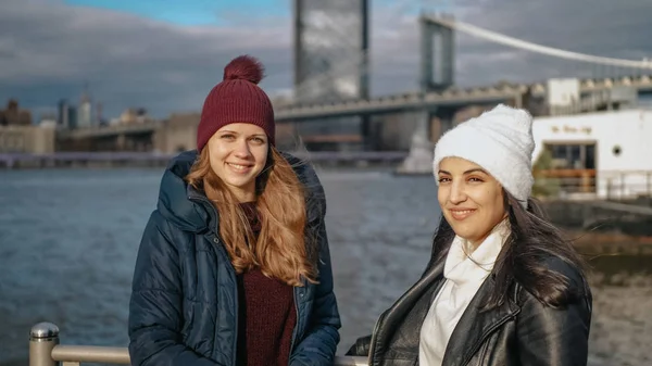 Two friends travel to New York for sightseeing at Brooklyn Bridge — Stock Photo, Image