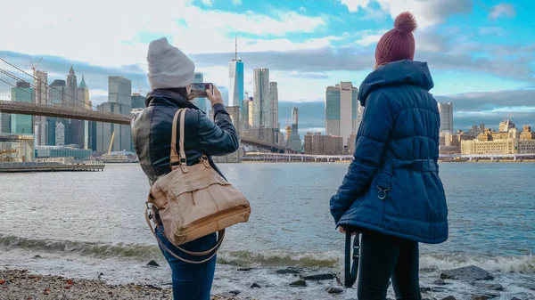 Dos jóvenes en Nueva York disfrutan del impresionante Manhattan Skyline — Foto de Stock