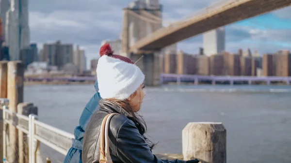 Dos amigos en Nueva York dan un paseo por el puente de Brooklyn — Foto de Stock