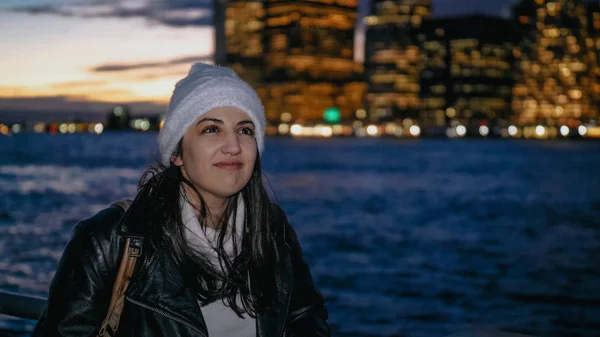 Jeune femme jouit de la vue fantastique sur les toits de Manhattan la nuit — Photo