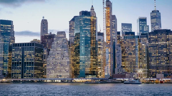 美しいマンハッタンのスカイラインと夕方にニューヨーク市ライト — ストック写真