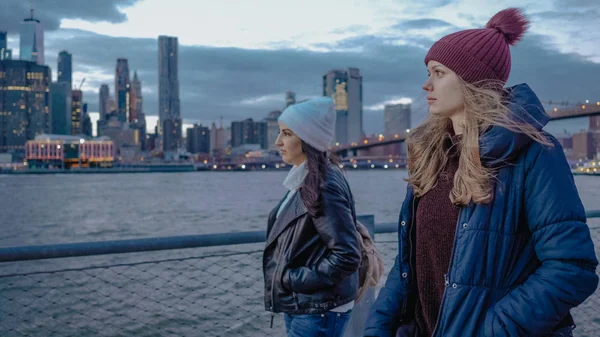 Walk along the Hudson River with a beautiful view over the Manhattan skyline — Stock Photo, Image