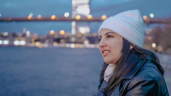 Détente à l'Hudson River New York avec une belle vue en soirée sur les lumières de Manhattan — Photo