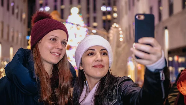 Due ragazze si godono il meraviglioso periodo natalizio a New York — Foto Stock