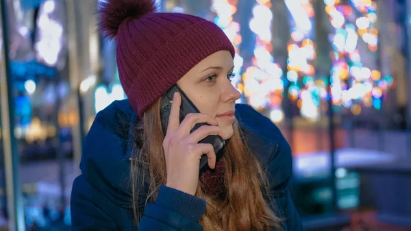 Giovane donna prende una telefonata di notte — Foto Stock