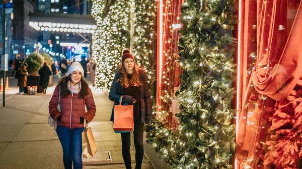 Christmas shopping in the streets of New York — Stock Photo, Image