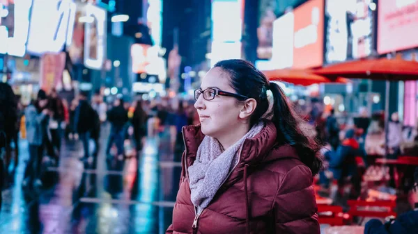 Jeune femme au New York Times la nuit — Photo