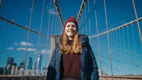 Jeune femme heureuse sur Brooklyn Bridge à New York — Photo