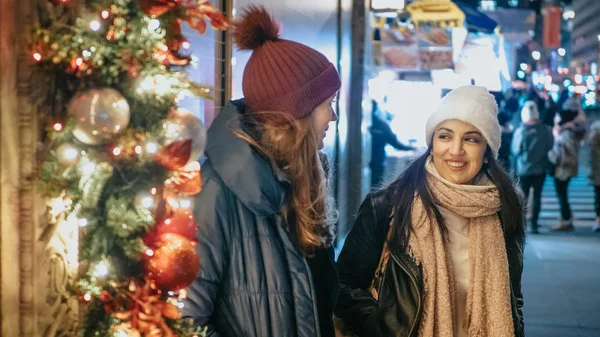 Two girls do Christmas Shopping in New York — Stock Photo, Image