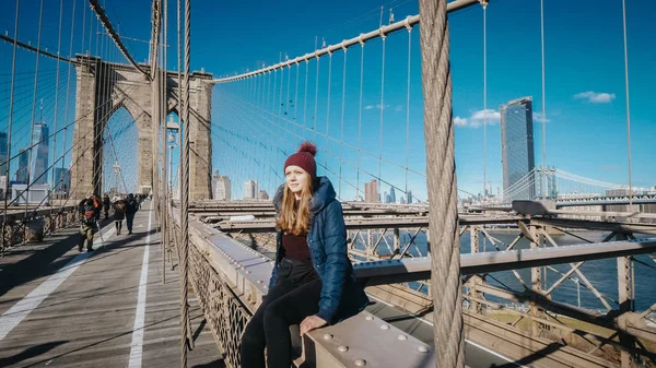 Mooie Jongedame Ontspant Brooklyn Bridge Terwijl Geniet Van Het Prachtig — Stockfoto