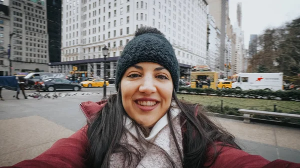 Young beautiful girl shoots a selfie video in the streets of New York — Stock Photo, Image