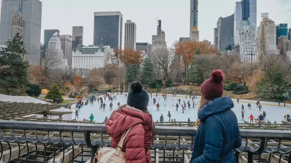 Berühmte Eisbahn am Central Park zur Weihnachtszeit — Stockfoto