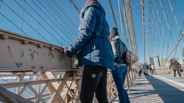 Un paseo con vistas al famoso Puente de Brooklyn Nueva York — Foto de Stock
