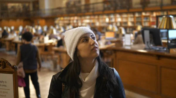 Genç kadın bir halk kütüphanesi ziyaret — Stok fotoğraf