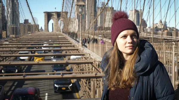 Junge schöne Frau entspannt sich auf der Brücke von Brooklyn und genießt die atemberaubende Aussicht — Stockfoto