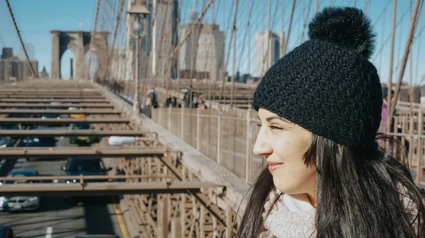 美しい女の子を楽しむ散歩ニューヨーク ブルックリン橋の上 — ストック写真