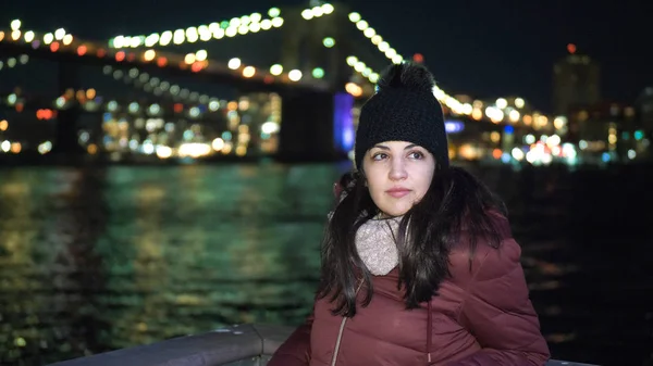 Wunderbarer platz in new york die beleuchtete brooklyn brücke bei nacht — Stockfoto