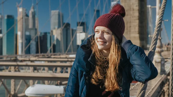 Belle fille sur Brooklyn Bridge bénéficie d'une journée ensoleillée tout en se relaxant — Photo