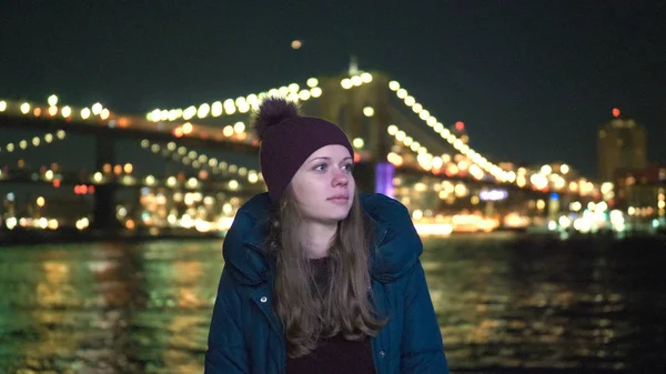 Чудесное место в Нью-Йорке освещенный Бруклинский мост ночью — стоковое фото