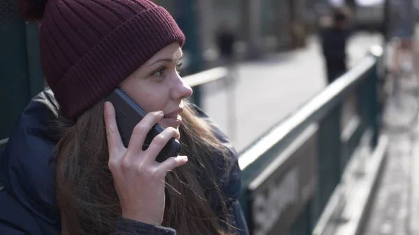 Giovane donna a New York parla al telefono — Foto Stock