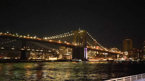 Maravilloso lugar en Nueva York por la noche el iluminado puente de Brooklyn — Foto de Stock