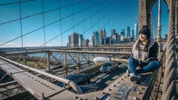 Fiatal gyönyörű nő a Brooklyn-híd New York-i élvez egy csodálatos napos — Stock Fotó