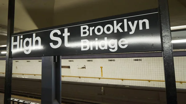 Brooklyn Köprüsü'nün High Street Metro istasyonunda