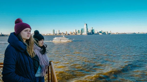 Promenade en ferry sur l'Hudson River à New York par une belle journée ensoleillée — Photo