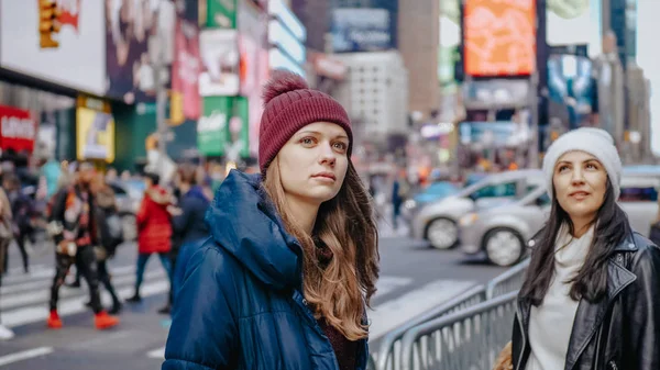 Dos amigos disfrutan de sus vacaciones en Nueva York — Foto de Stock