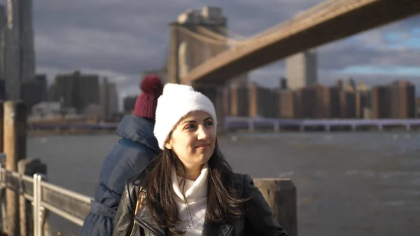 Dva Přátelé New Yorku Projít Brooklyn Bridge Cestovatelské Fotografie — Stock fotografie